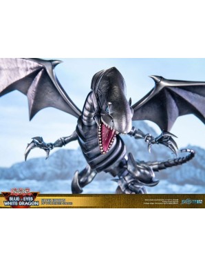 First 4 Figures Yu-Gi-Oh! Blue-Eyes White Dragon Silver Edition